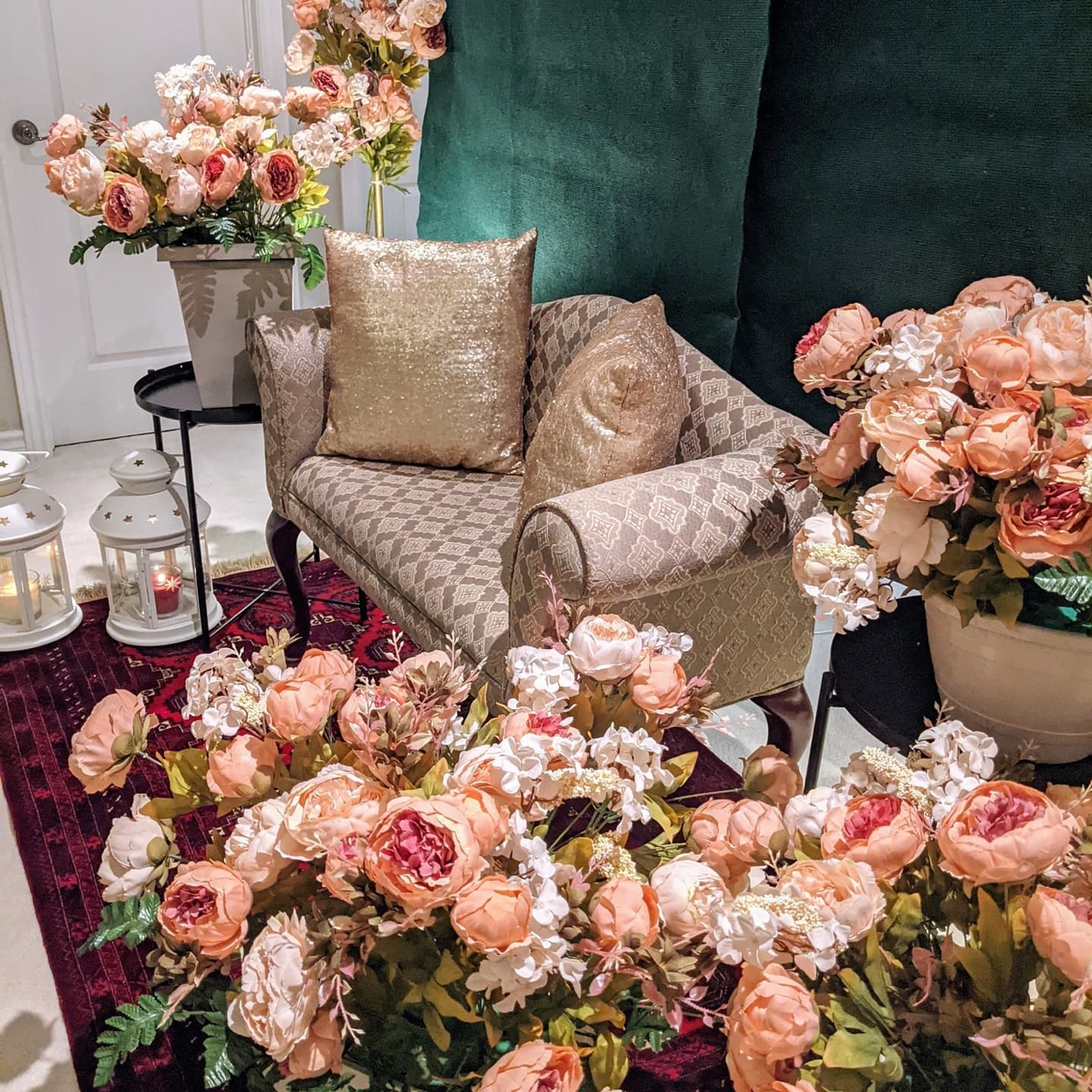 Engagement set-up for small geathrings — Faya