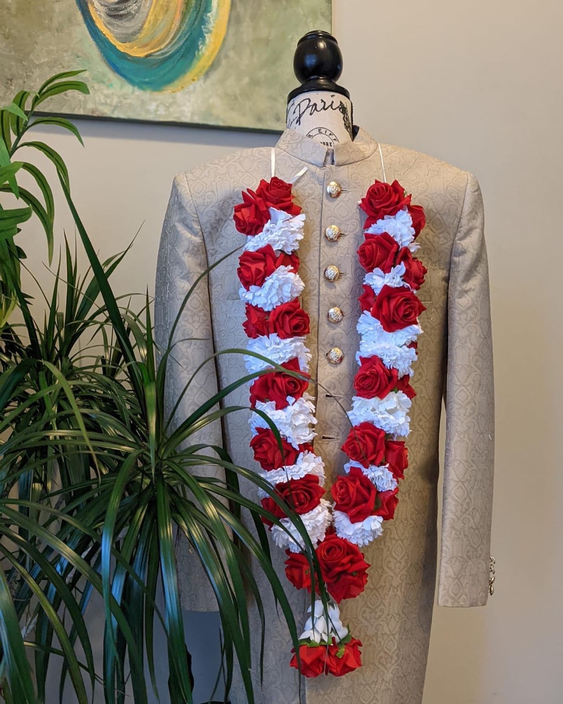A beautiful garland for our client Made of red roses and white carnations — Faya