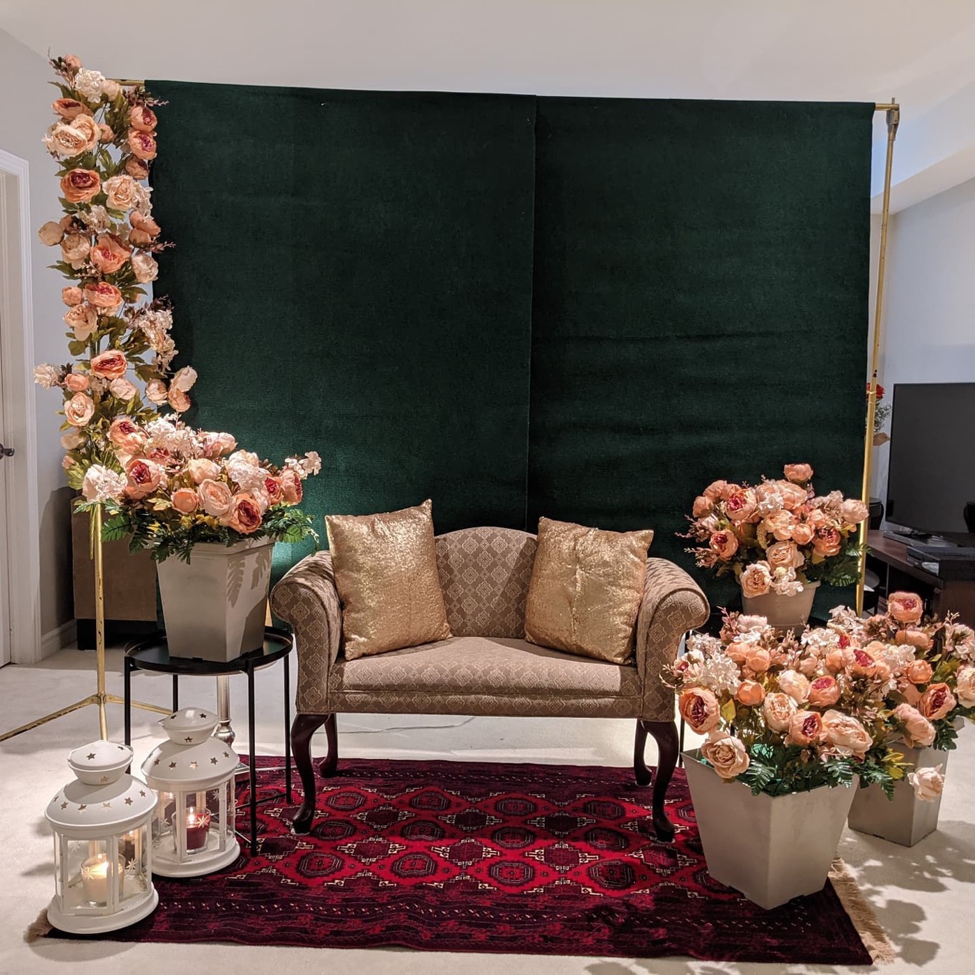 Engagement set-up for small geathrings — Faya