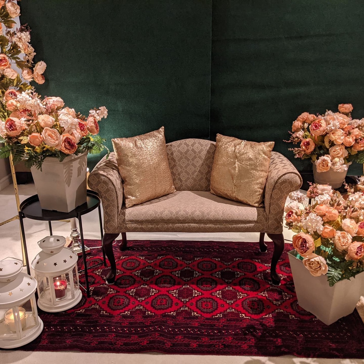 Engagement set-up for small geathrings — Faya