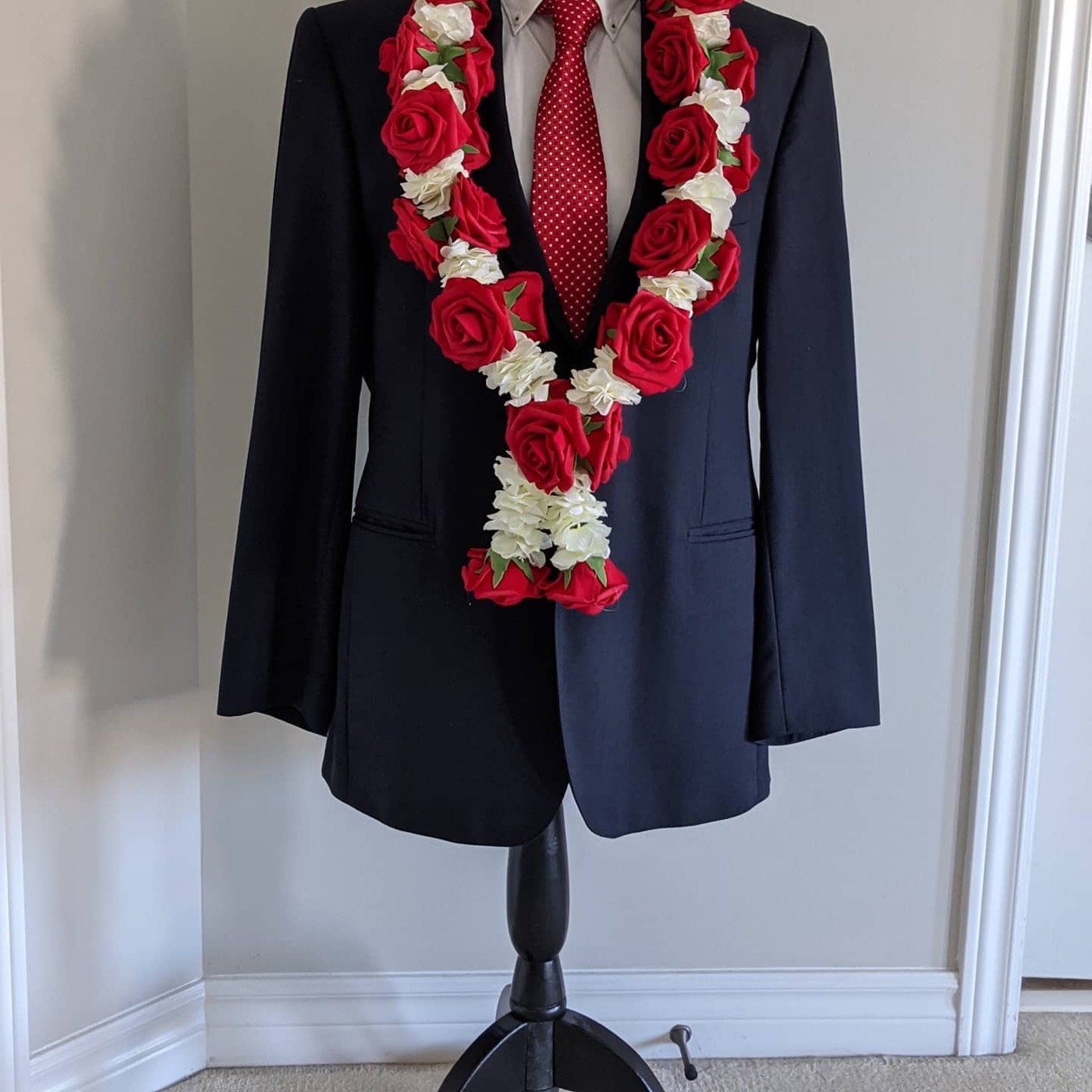 Artificial red rose garlands for your special day for sale — Faya