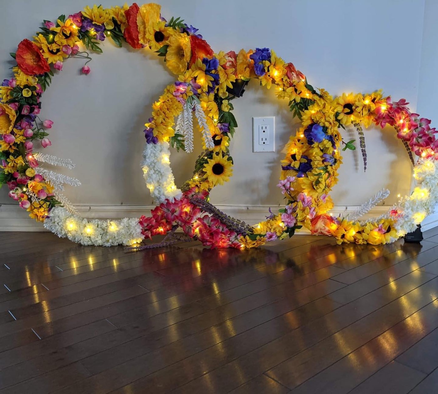 Selfie Rings Set of three floral rings decorated with LED lights. Perfect for some photography — Faya, Ottawa
