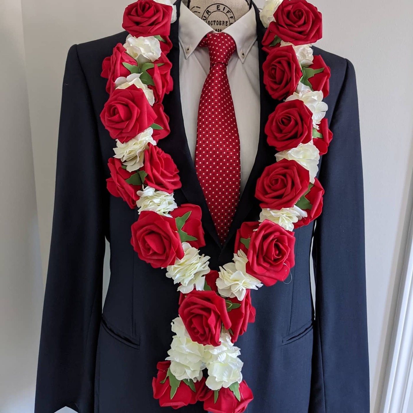 Artificial red rose garlands for your special day for sale — Faya